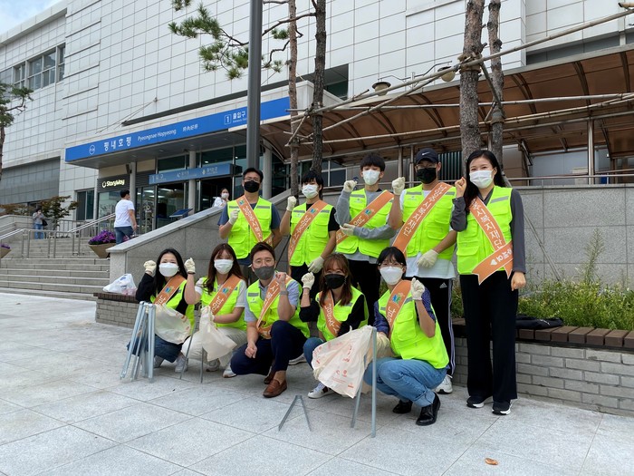 자원봉사자들과 함께 거리홍보 플로깅 실시!(2021.10.05.).jpg